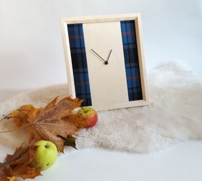 Pilt eesti tartanikangaga kellast